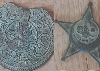 Buldukları madalyonu kaymakamlığa teslim ettiler