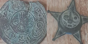 Buldukları madalyonu kaymakamlığa teslim ettiler