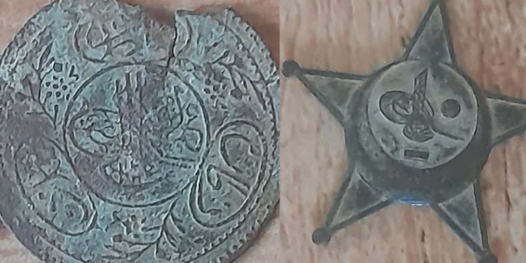 Buldukları madalyonu kaymakamlığa teslim ettiler