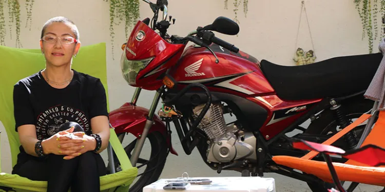 Motosiklet tutkunu kadın kansere yenik düştü