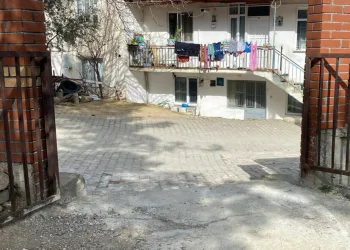 Mezarlık kapısı, hırsızların hedefi oldu