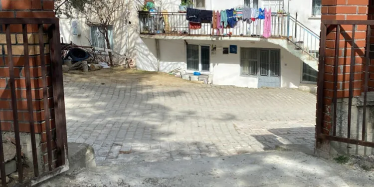 Mezarlık kapısı, hırsızların hedefi oldu