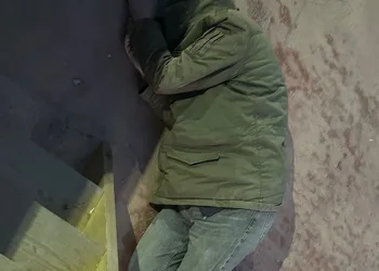 Yerde hareketsiz yatan şahıs korkuttu
