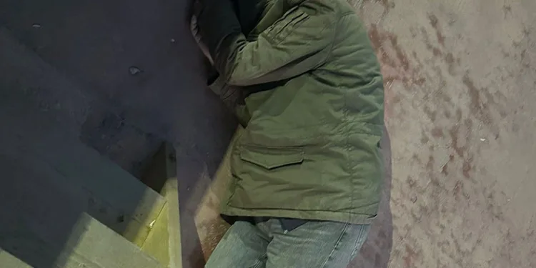 Yerde hareketsiz yatan şahıs korkuttu