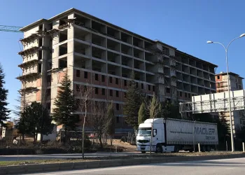 Kafasına kalas düşen işçi hayatını kaybetti