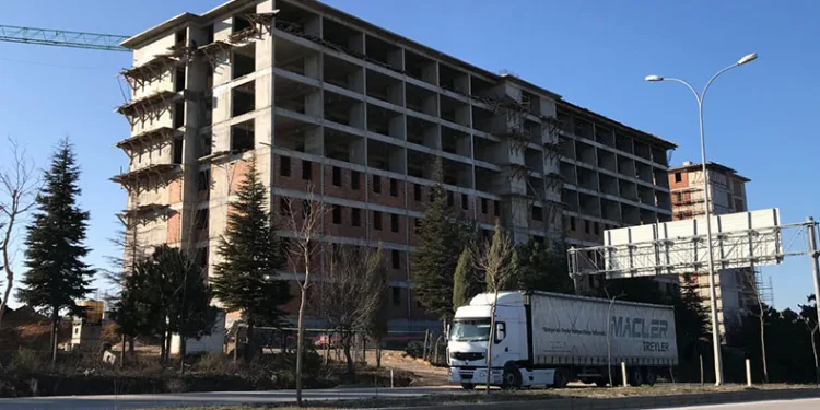 Kafasına kalas düşen işçi hayatını kaybetti