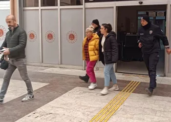 İzmir’de fuhuş evine baskın