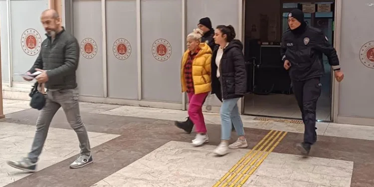 İzmir’de fuhuş evine baskın