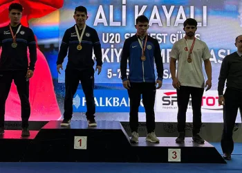 Milli güreşçi madalya ile döndü