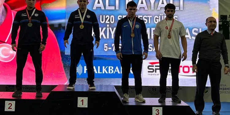 Milli güreşçi madalya ile döndü