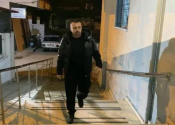 Takside unutulan çantayı karakola teslim etti