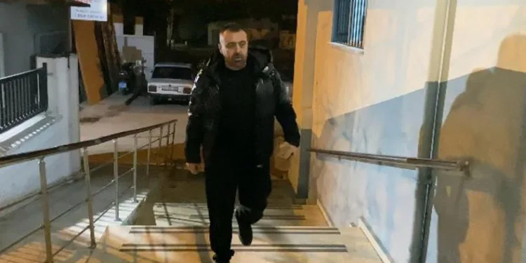 Takside unutulan çantayı karakola teslim etti