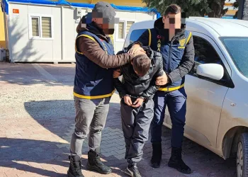 Hırsızlık suçundan aranan 2 şahıs yakalandı