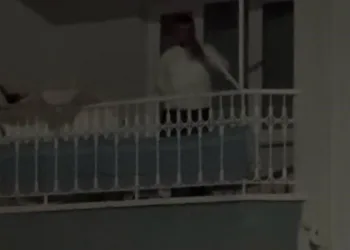 Sinir krizi geçiren genç balkondan tencere fırlattı