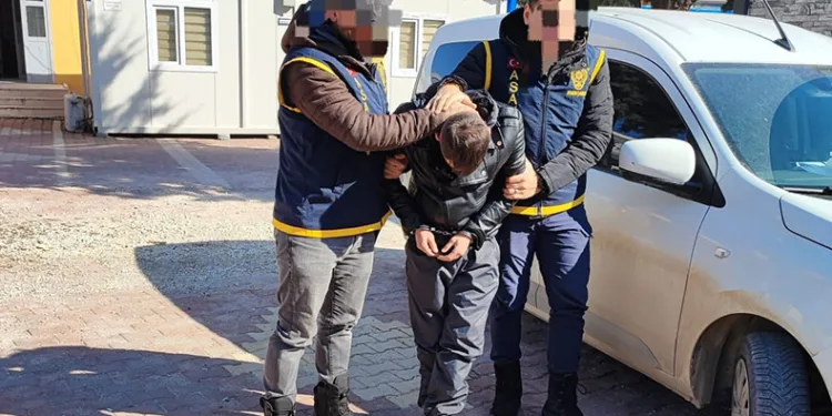 Hırsızlık suçundan aranan 2 şahıs yakalandı