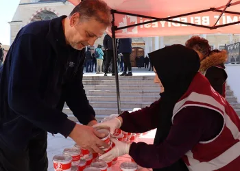 Asrın felaketinde vefat edenler için helva dağıtıldı