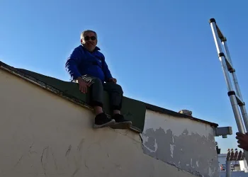 2 metre yükseklikte mahsur kaldı