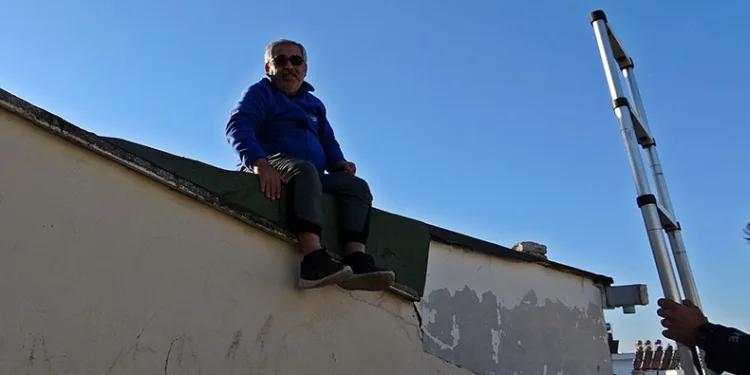2 metre yükseklikte mahsur kaldı