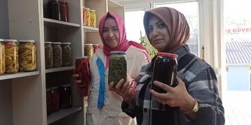 Gelin ve görümceden aile ekonomisine katkıda bulunuyor