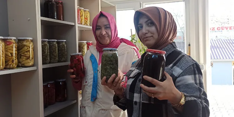 Gelin ve görümceden aile ekonomisine katkıda bulunuyor