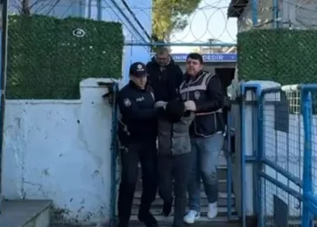 Taksicinin sırtına makas saplayan zanlı tutuklandı