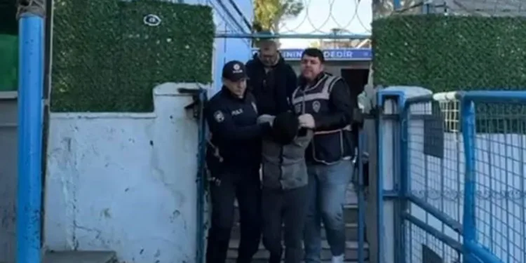 Taksicinin sırtına makas saplayan zanlı tutuklandı