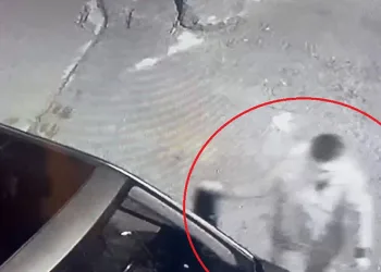Sokaktaki otomobillere zarar verdi
