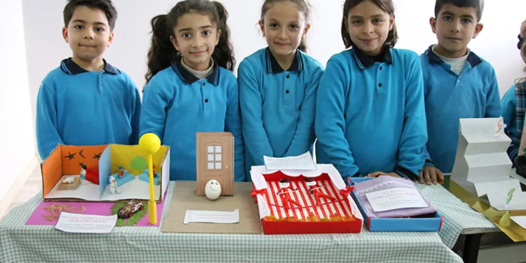 Deyimleri ve atasözlerini somutlaştırarak sergiye dönüştürdüler