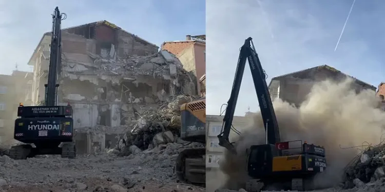 Elazığ’da ağır hasarlı binaların yıkımı sürüyor