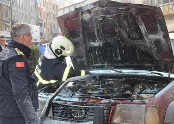 Yanan kamyonete itfaiye amiri müdahale etti