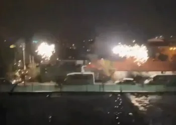 Sesi duyan balkona çıktı