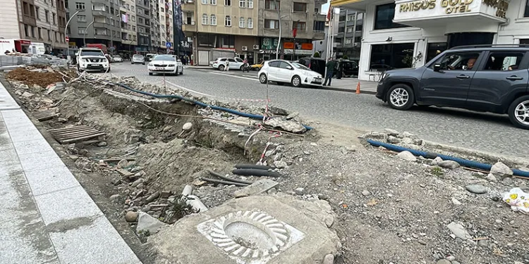 Tuvalet yıkıldı, taşı kaldı