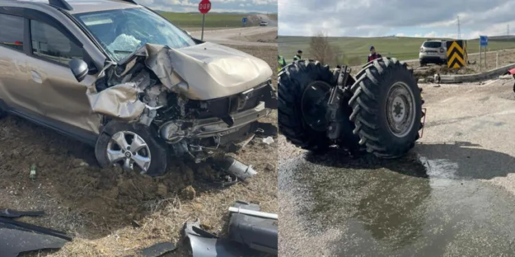 Otomobilin çarptığı traktör ikiye ayrıldı
