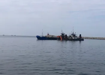 Tarak gemisi limandaki temizlik çalışmalarını sürdürdü