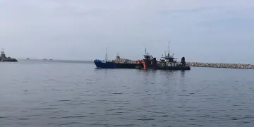 Tarak gemisi limandaki temizlik çalışmalarını sürdürdü