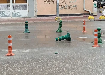 Plastikten sonra demir dubaları da kırdılar