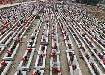 Deprem mezarlığı bayraklarla donatıldı