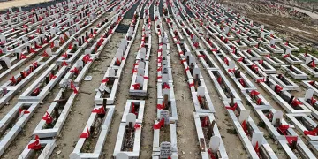 Deprem mezarlığı bayraklarla donatıldı