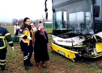 Halk otobüsüyle otomobil kafa kafaya çarpıştı