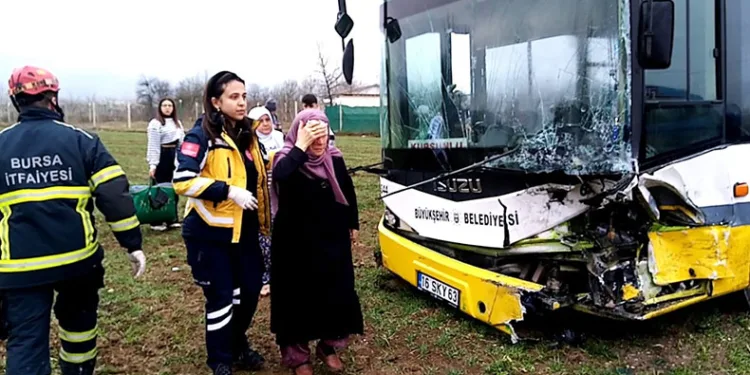 Halk otobüsüyle otomobil kafa kafaya çarpıştı