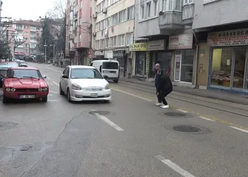 Yağmurda kayan başıboş motosiklet faciaya neden oluyordu