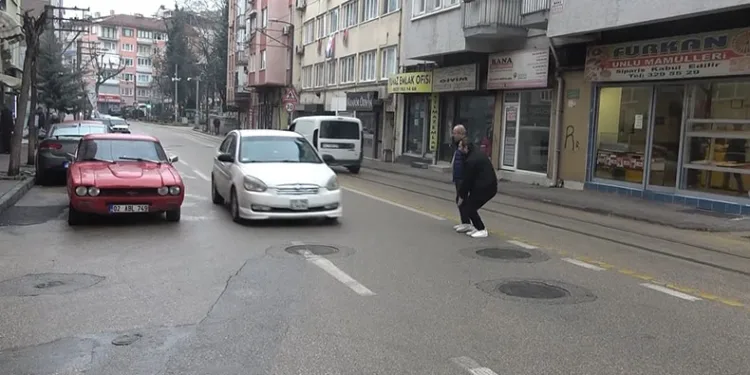 Yağmurda kayan başıboş motosiklet faciaya neden oluyordu
