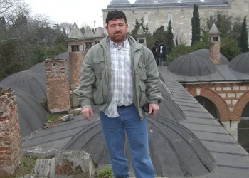 Başından silahla vurulmuş halde hastaneye kaldırıldı