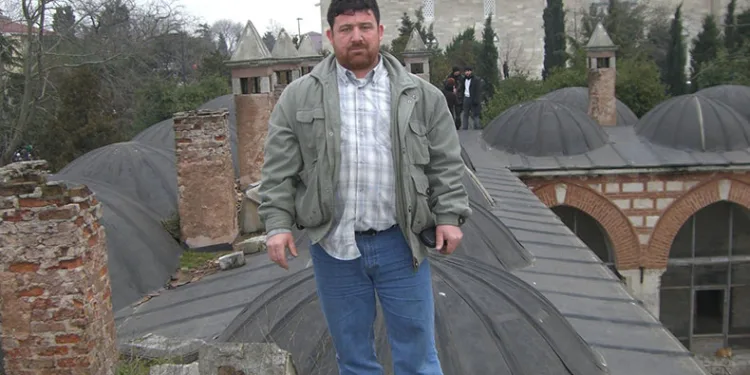 Başından silahla vurulmuş halde hastaneye kaldırıldı