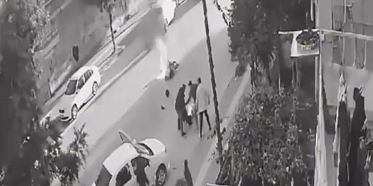 Alevler üzerini sardı, çevredekiler söndürdü