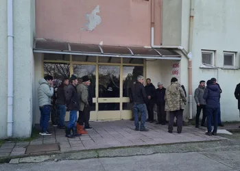 Jandarma, metrelerce karda kayıp adamın izini sürdü