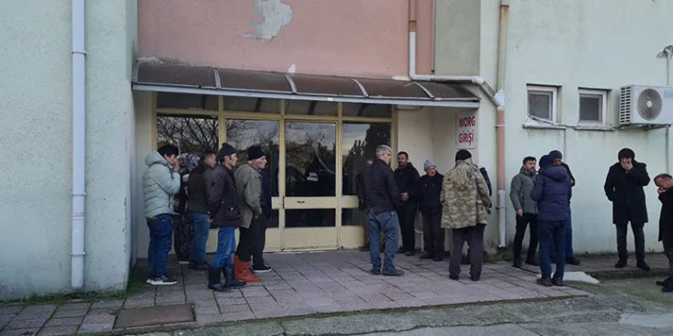 Jandarma, metrelerce karda kayıp adamın izini sürdü