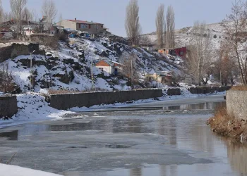 Kars Çayı’nın buzları çözüldü