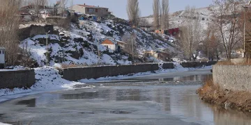 Kars Çayı’nın buzları çözüldü