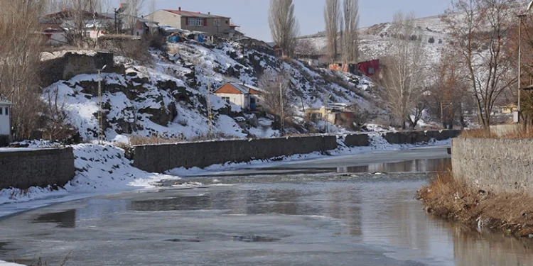 Kars Çayı’nın buzları çözüldü
